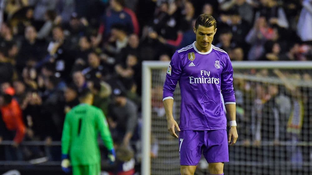 Valencia sorprende al Madrid en el postergado y alegra al Barcelona