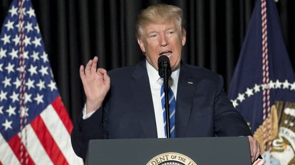 Donald Trump busca revisar la política de Barack Obama sobre el uso de los baños para los estudiantes transgénero