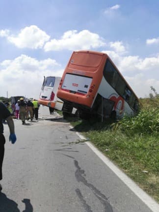 Trece muertos por un choque frontal entre dos micros