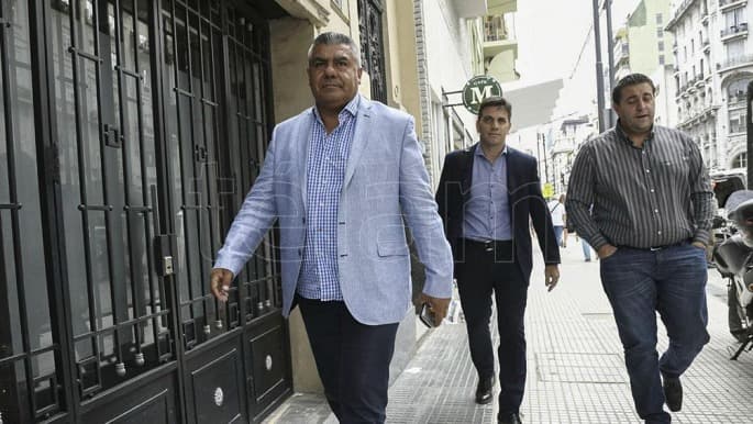 Cuarto intermedio en la definición del paro del fútbol en Trabajo