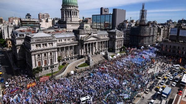 Paro docente: multitudinaria marcha de maestros al ministerio de Educación