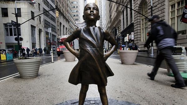 La «niña sin miedo» que cuestiona el rol femenino en las calles de Wall Street