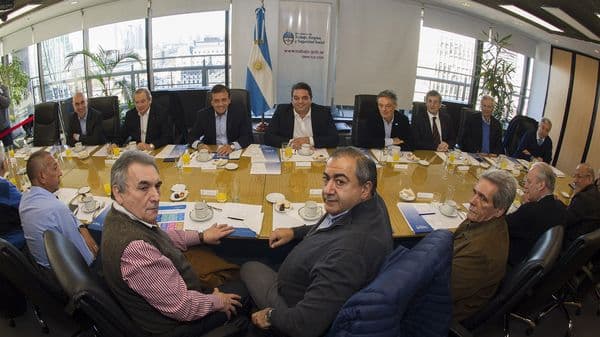 Convocan a una ronda de diálogo a sectores «sensibles» para frenar despidos
