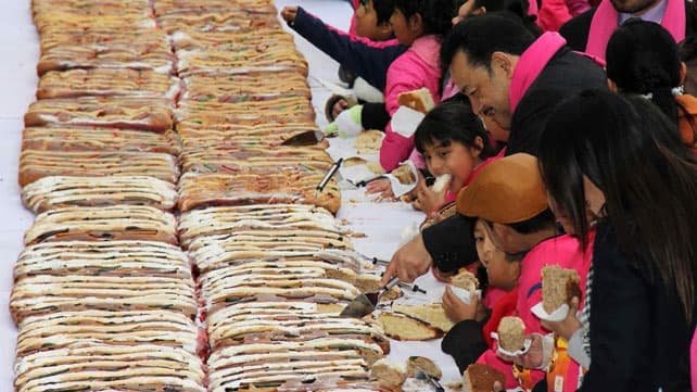 Reparten una rosca de Reyes de nueve toneladas en México DF