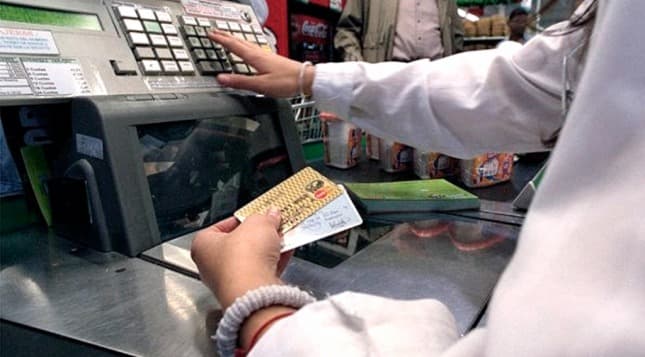 Analizan bajar las comisiones para tarjetas de débito y crédito