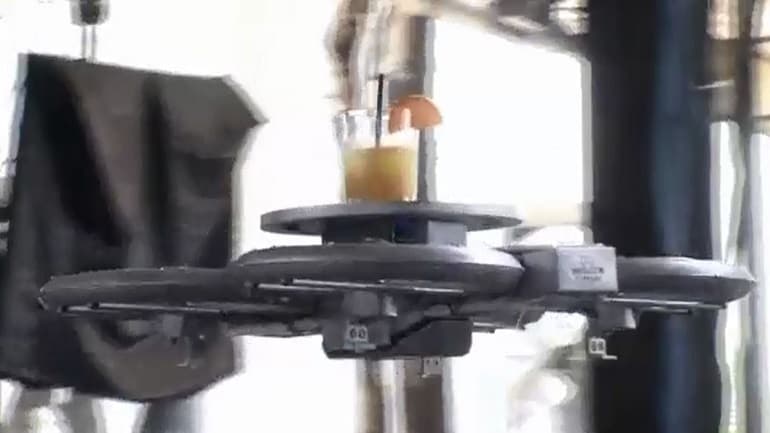 Mozos voladores, un truco para ahorrar personal en Singapur