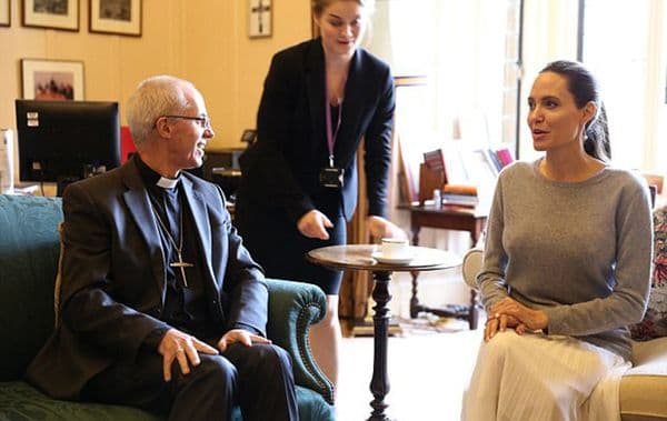 Escándalo en Londres: Angelina Jolie visitó al Arzobispo de Canterbury sin sostén