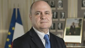 Renunció el ministro del Interior francés por darle empleo a sus hijas menores