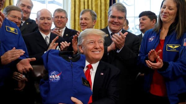 EEUU: Donald Trump entregó fondos a la NASA y fijó la meta de enviar humanos a Marte en 2030