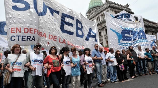 La marcha federal confluye en la Plaza de Mayo en demanda de una paritaria nacional