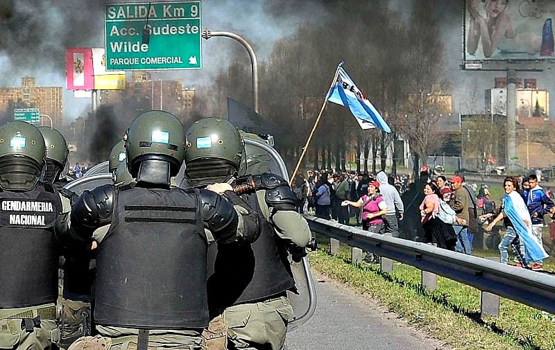 La Gendarmería desalojó a los piqueteros y liberó el tránsito en la autopista Panamericana