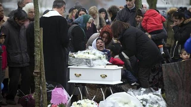 Escándalo en Francia por el entierro de una beba gitana