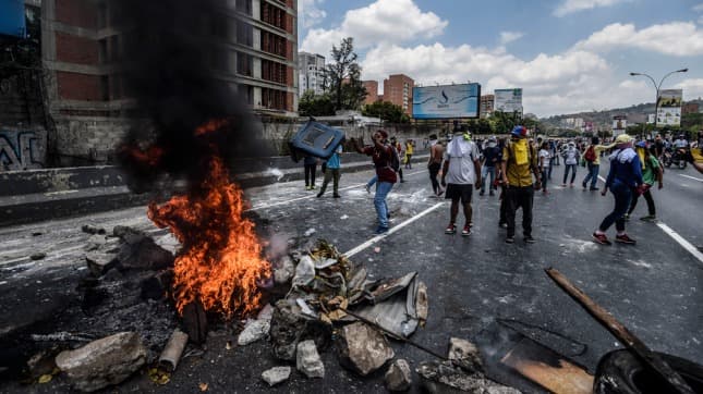 Otros dos muertos, saqueos, presos y un enfrentamiento en una misa subieron la temperatura venezolana