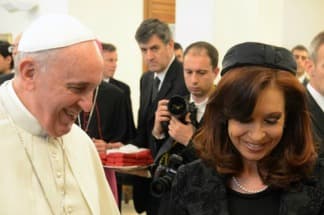 La Oficina Anticorrupción evalúa denunciar a Cristina por la falta de los regalos que recibió como presidenta
