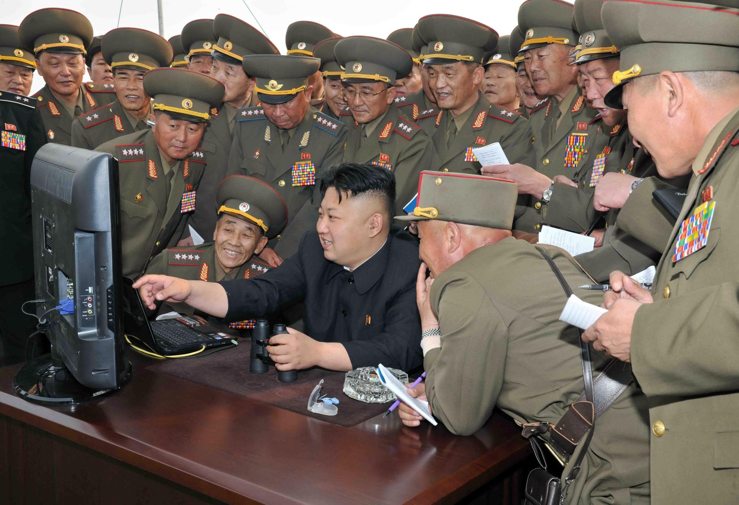 Pyongyang mostró un misil de largo alcance en un desfile y lanzó otra dura advertencia a EEUU