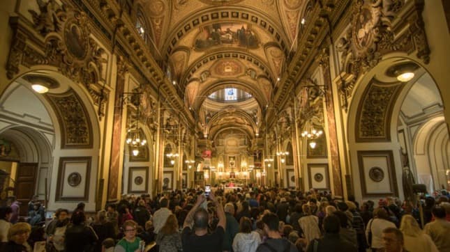 Cientos de fieles en la celebración de San Expedito del barrio de Balvanera