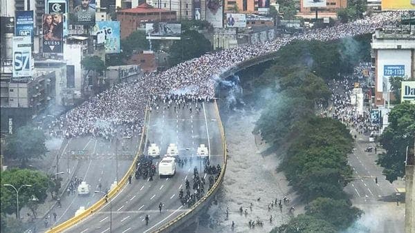 Brutal represión de la policía chavista a la multitudinaria marcha de la oposición: dos muertos
