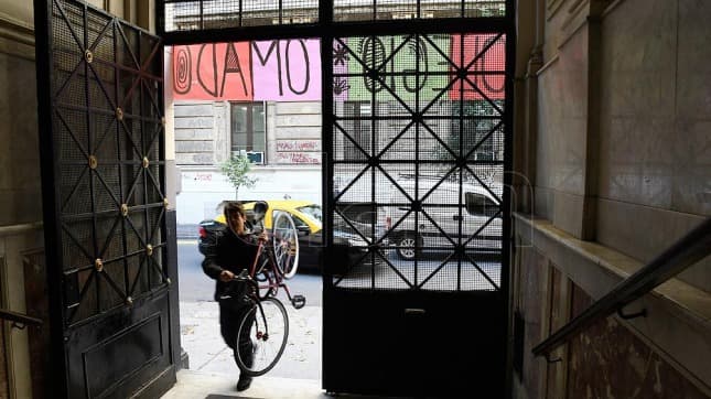 El colegio Carlos Pellegrini fue tomado por los alumnos en reclamo del desplazamiento del jefe de preceptores