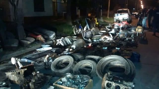 Detienen a una familia que utilizaba un taller mecánico como desarmadero