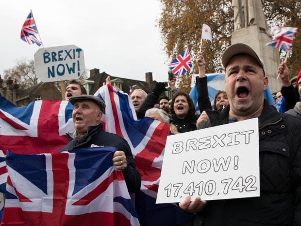 May insiste en exigir negociaciones comerciales paralelas al «Brexit»