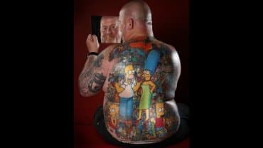 El fan número 1: se tatuó más de 200 personajes de Los Simpson