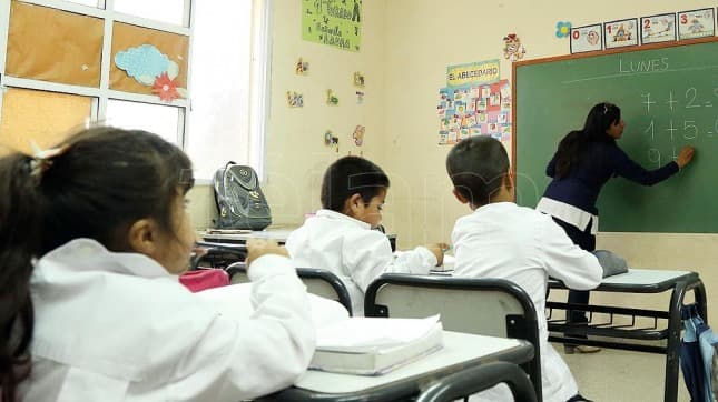Profesoras de una escuela de General Villegas rodeada por el agua dan clases por skype