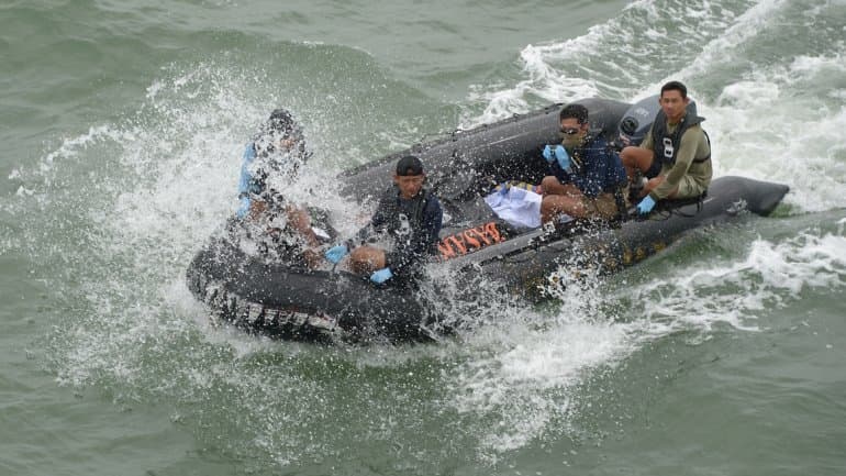 Encuentran en el fondo del mar dos «partes grandes» del avión de AirAsia
