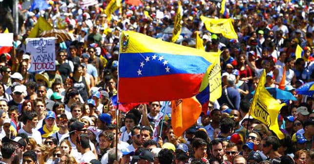 Opositores bloquean rutas en rechazo a la Constituyente