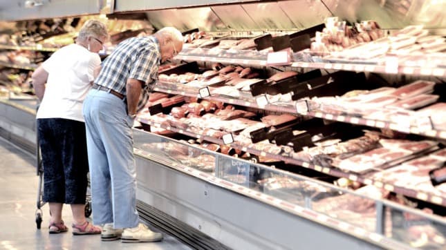 Fuertes promociones y descuentos para alentar el consumo y liquidar stocks en los hipermercados