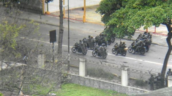 El régimen militar de Nicolás Maduro lanzó bombas lacrimógenas contra un colegio de Caracas