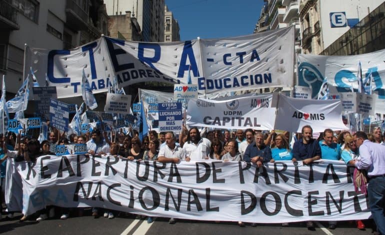 Los docentes universitarios siguen de paro y protestan con clases públicas