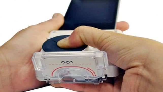 Un dispositivo que se conecta al smartphone diagnostica el HIV en un cuarto de hora