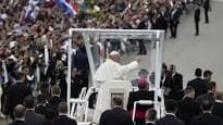 Cientos de miles de peregrinos arroparon al papa Francisco en el santuario de Fátima