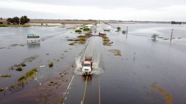 Comienza la instalación de tubos para drenar el agua en General Villegas