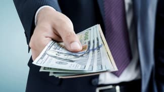 El dólar minorista en la Argentina llegó a $16,27 por el efecto Brasil