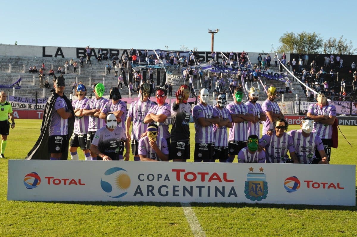 La inédita salida a la cancha de los jugadores de Sacachispas disfrazados de superhéroes