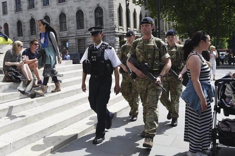Londres bajó el nivel de alerta y retirará a militares de las calles