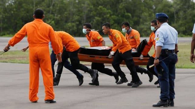AirAsia: un cadáver con salvavidas desconcierta a los investigadores