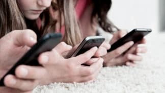 Los adolescentes con baja autoestima son más adictos al celular