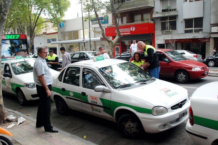Instalarán cámaras y botones antipánico en los taxis para prevenir robos