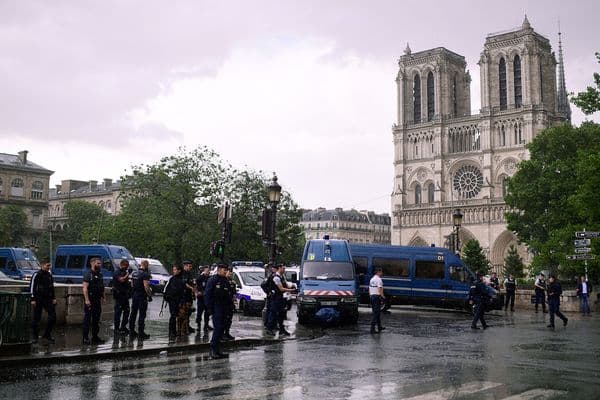 Alerta en París: la Policía hirió a un atacante frente a la Catedral de Notre Dame y evacuaron la zona
