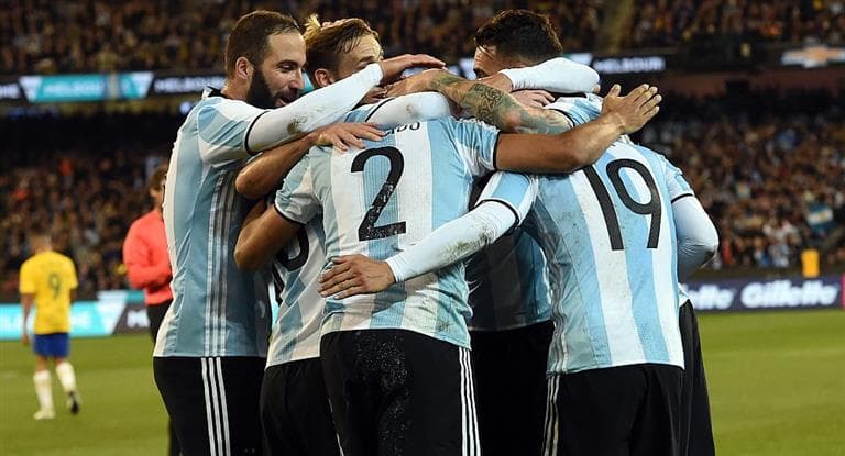 Argentina, en un partido parejo y entretenido, derrota a Brasil