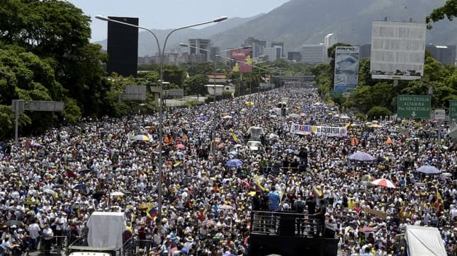 Nuevos choques en Caracas entre la policía y opositores