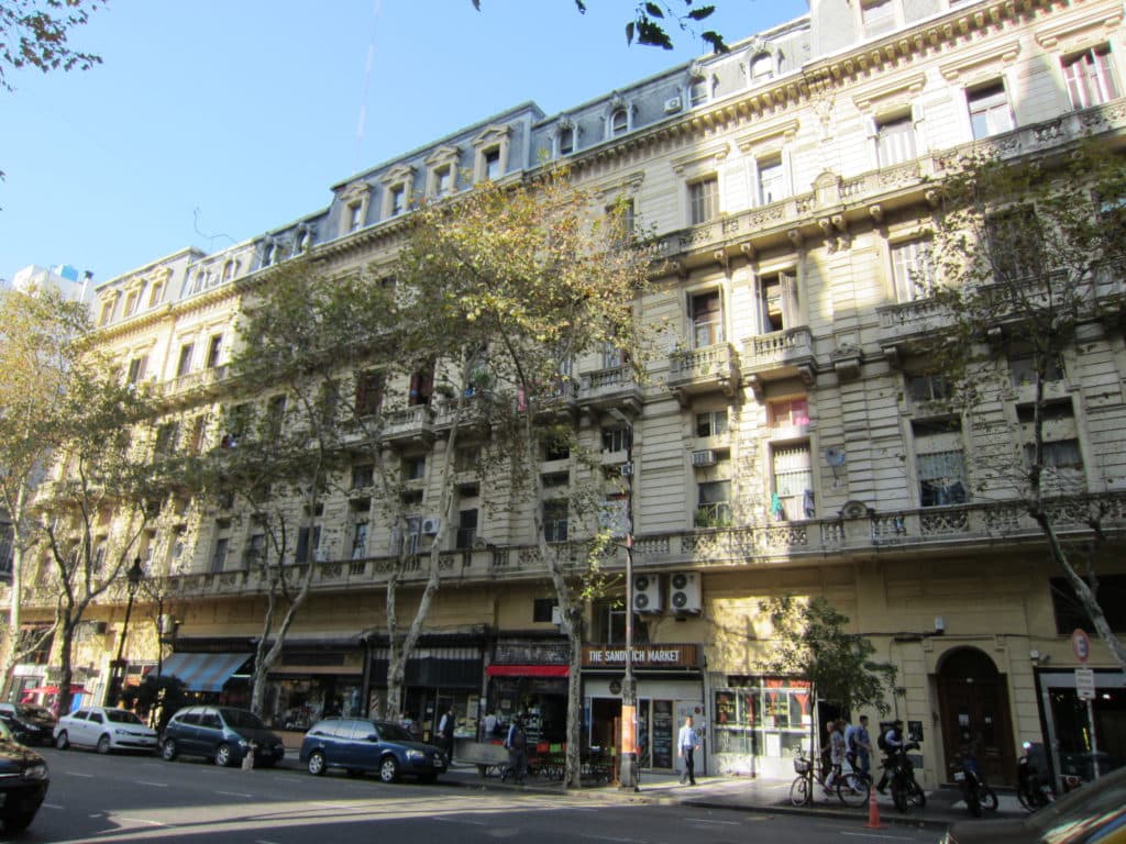 Restauran e iluminan las fachadas de doce edificios centenarios de la Avenida de Mayo