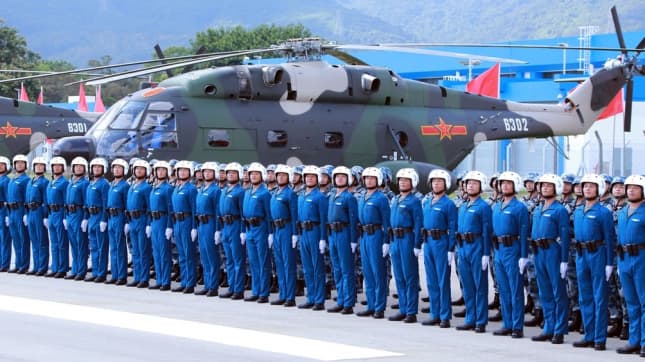 El Ejército chino desfiló ante Xi Jinping en un Hong Kong blindado