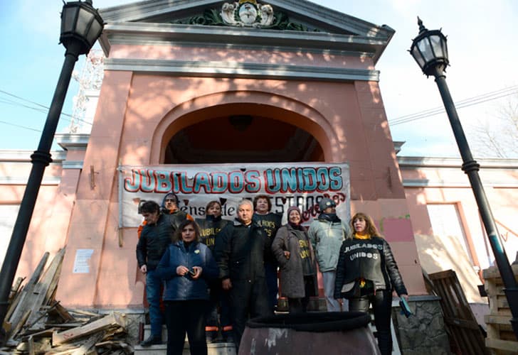 Jubilados acordaron con el gobierno de Alicia K y levantan el acampe