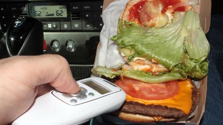 Lanzan un gadget para detectar si escupieron en la comida
