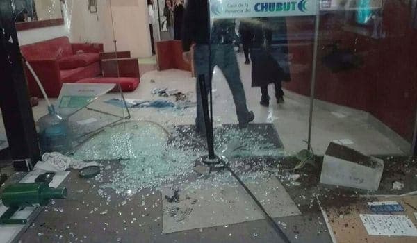 Un grupo de encapuchados destrozó la Casa del Chubut en Buenos Aires
