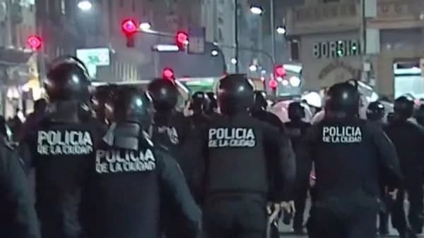 Un grupo defensor de los mapuches agredió a la policía en una protesta