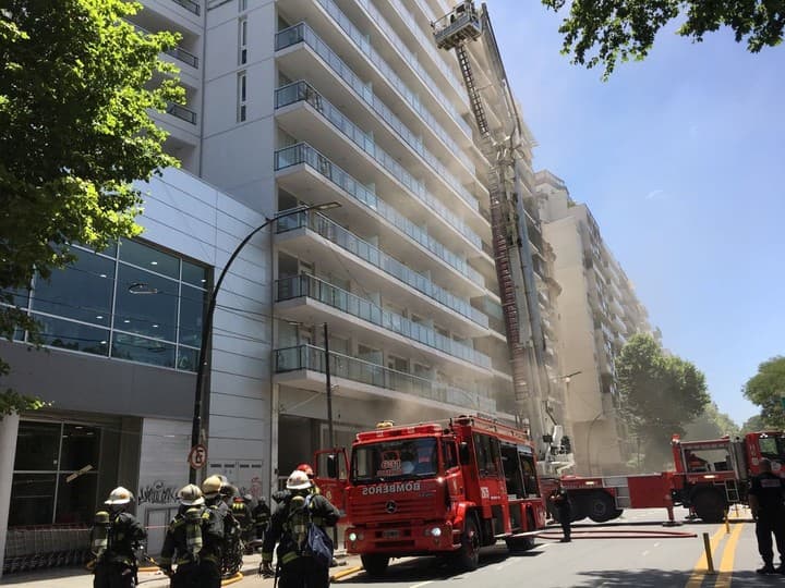 Incendio en Palermo: rescataron a una mujer de entre las llamas